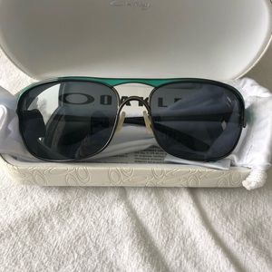 Oakley coverstory sunglasses. Polarized